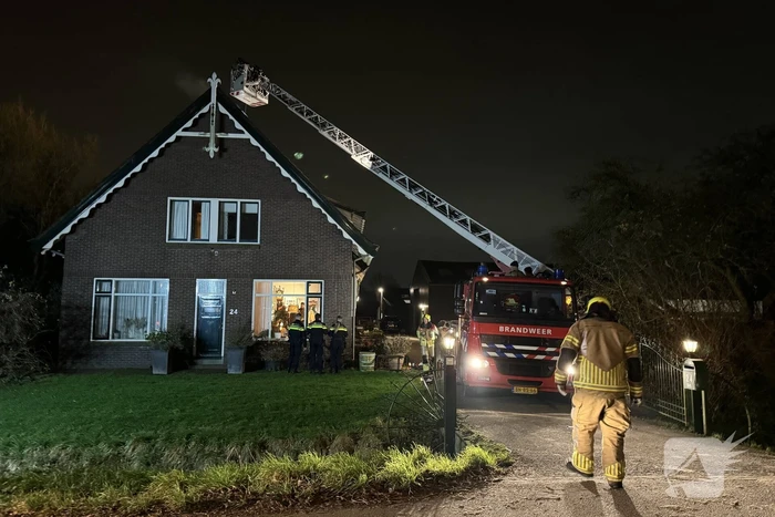 Brandweer veegt schoorsteen na schoorsteenbrand
