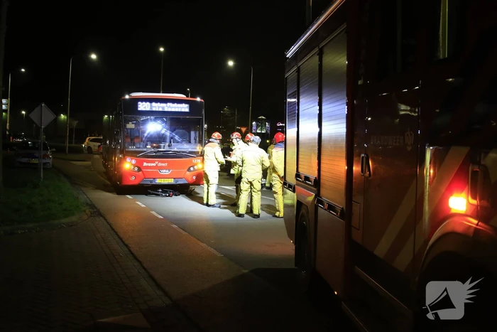 Fietser komt onder lijnbus terecht