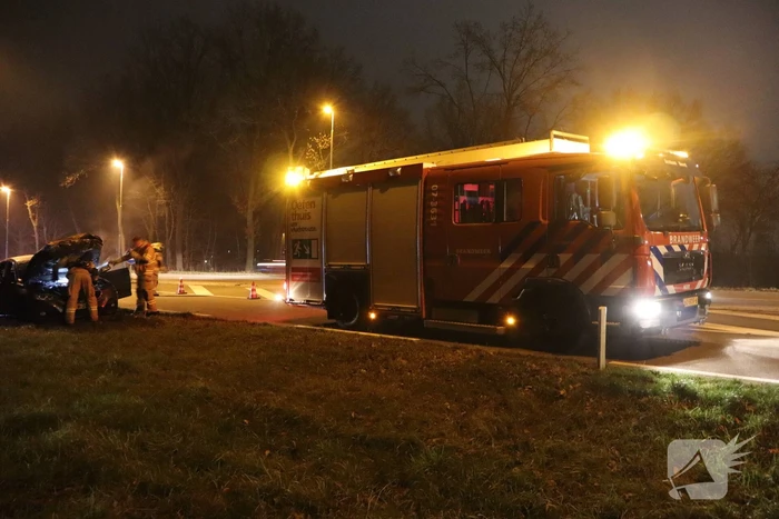 Auto vliegt al rijdend in brand
