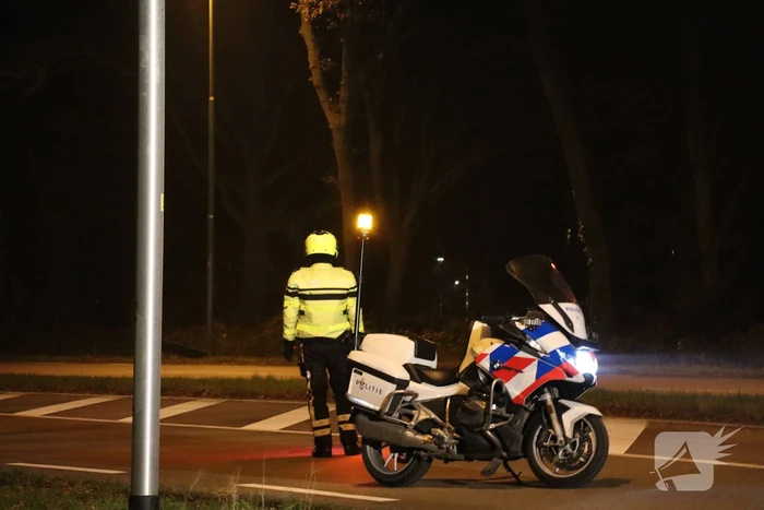 Auto vliegt al rijdend in brand