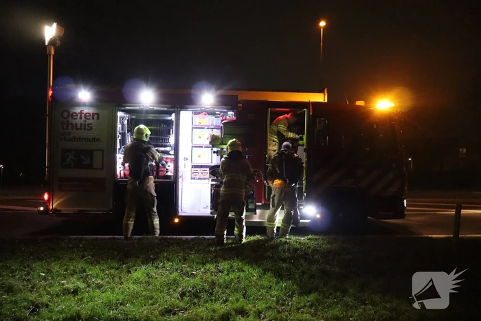 Auto vliegt al rijdend in brand