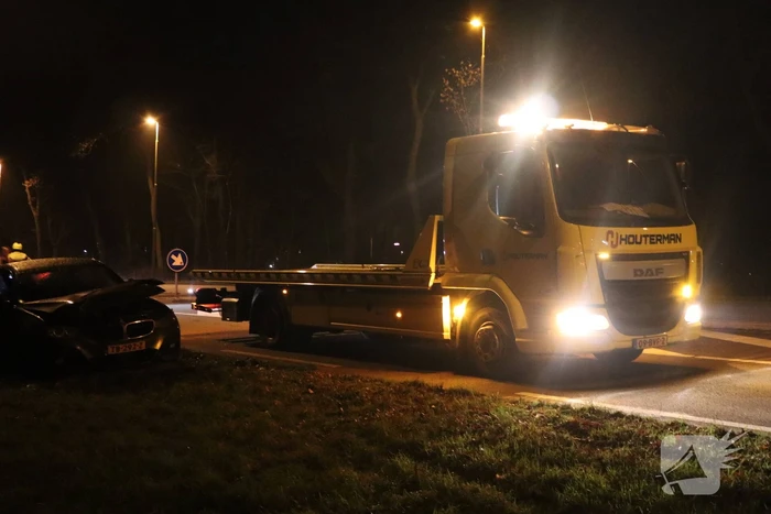Auto vliegt al rijdend in brand