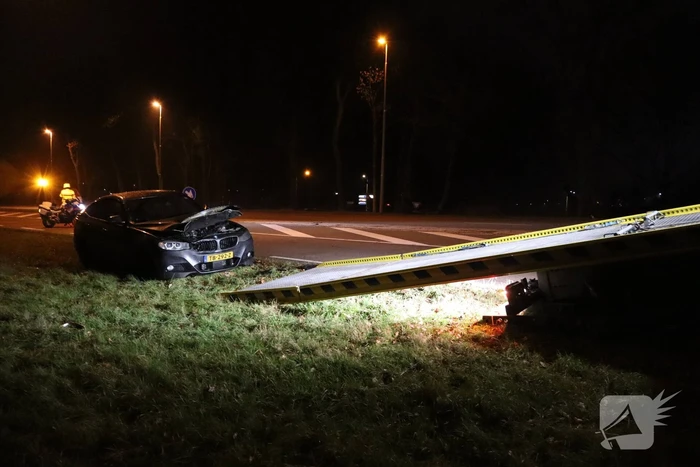 Auto vliegt al rijdend in brand