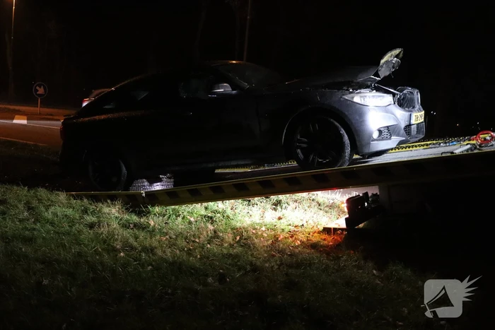 Auto vliegt al rijdend in brand