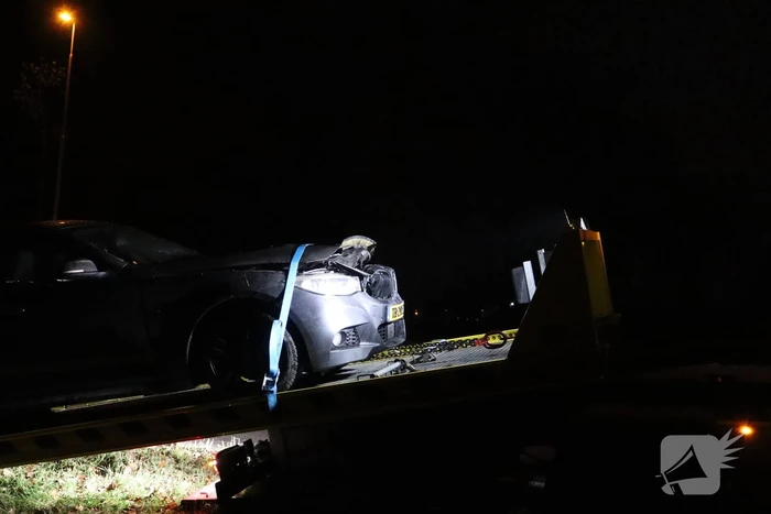 Auto vliegt al rijdend in brand