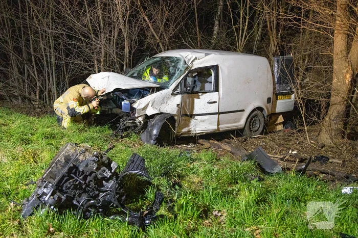 Bestelbus botst frontaal op boom naast snelweg