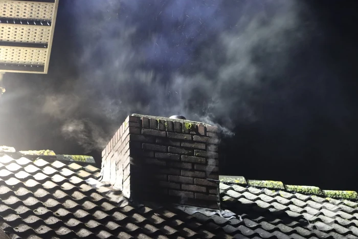Brandweer dooft schoorsteenbrand