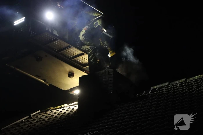 Brandweer dooft schoorsteenbrand