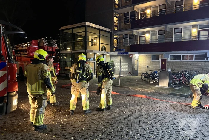 Veel rookontwikkeling bij grote brand in flatwoning