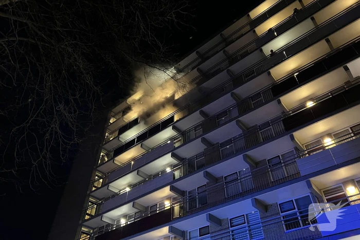 Veel rookontwikkeling bij grote brand in flatwoning