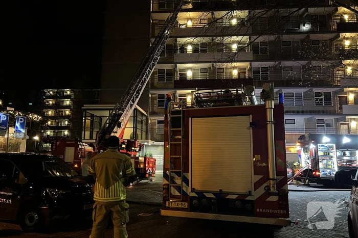 Veel rookontwikkeling bij grote brand in flatwoning