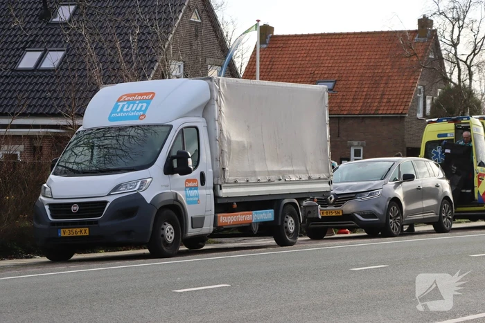 Personenauto klapt achterop bakwagen