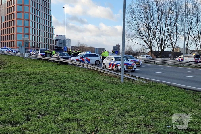 Politie zet auto klem op snelweg na achtervolging