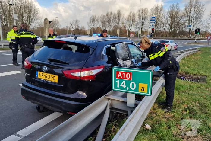 Politie zet auto klem op snelweg na achtervolging