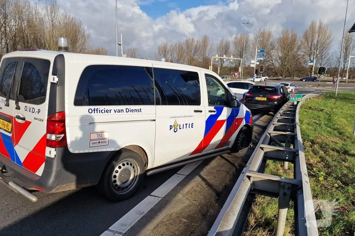 Politie zet auto klem op snelweg na achtervolging