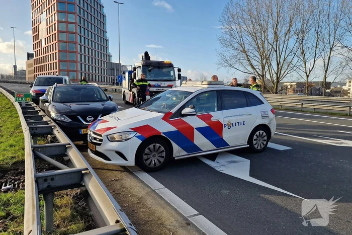 Politie zet auto klem op snelweg na achtervolging
