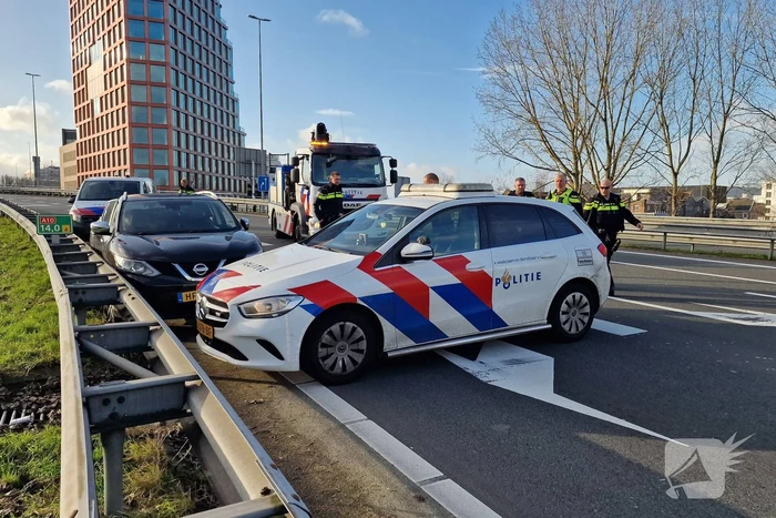 Politie zet auto klem op snelweg na achtervolging