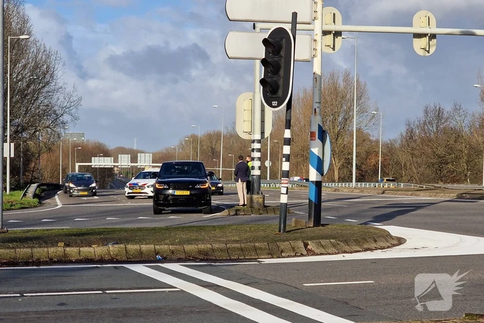 Politie zet auto klem op snelweg na achtervolging