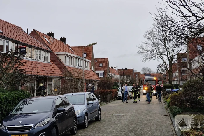 Brandweer verricht metingen bij gaslucht in woning