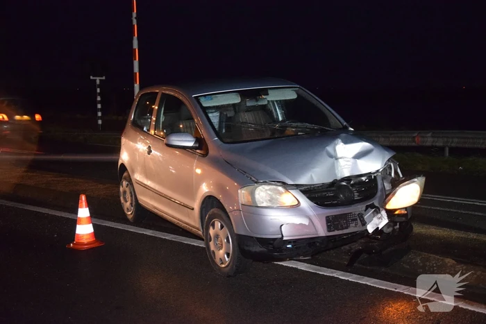 Automobilist rijdt lantaarnpaal uit de grond