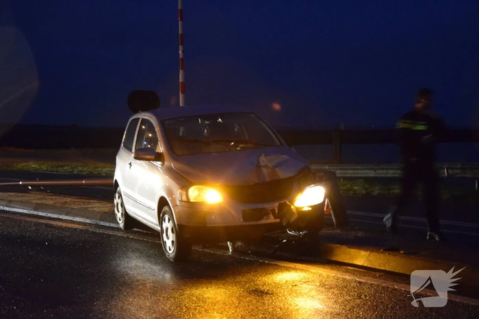 Automobilist rijdt lantaarnpaal uit de grond
