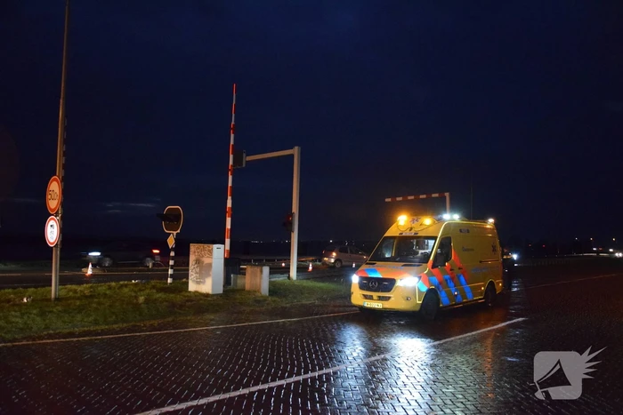 Automobilist rijdt lantaarnpaal uit de grond