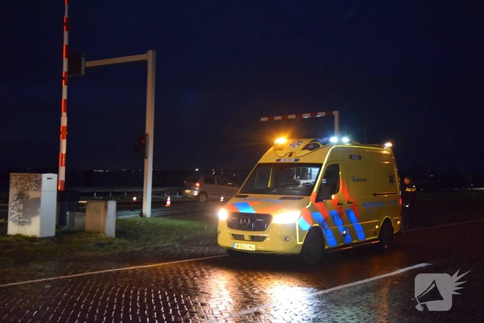 Automobilist rijdt lantaarnpaal uit de grond