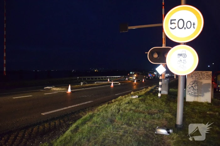 Automobilist rijdt lantaarnpaal uit de grond