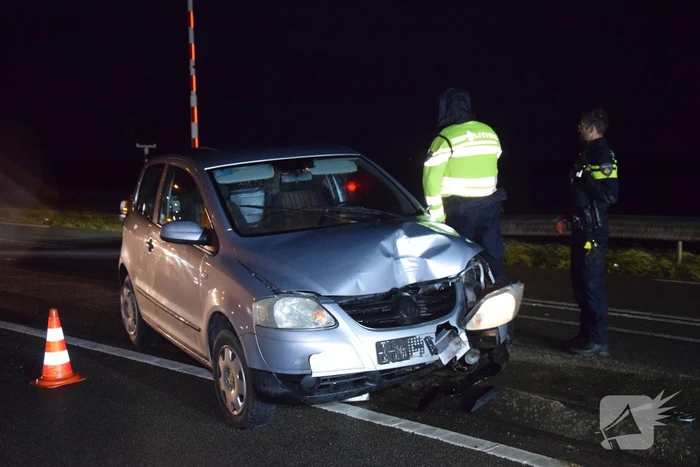 Automobilist rijdt lantaarnpaal uit de grond