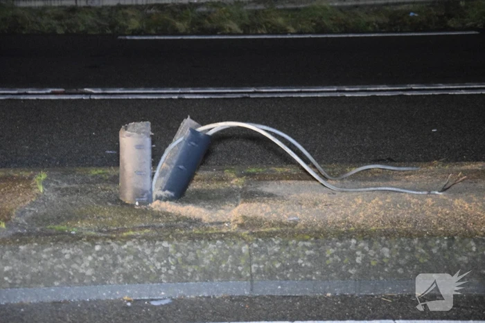 Automobilist rijdt lantaarnpaal uit de grond