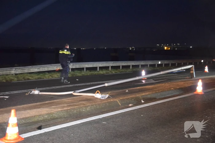 Automobilist rijdt lantaarnpaal uit de grond