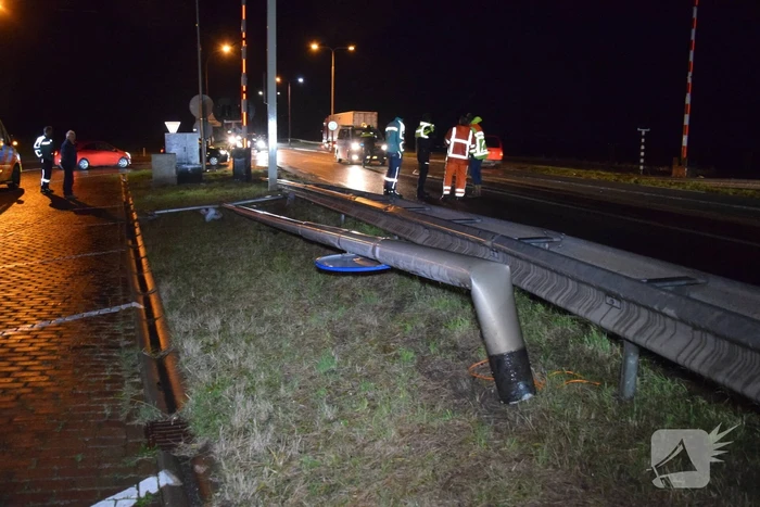 Automobilist rijdt lantaarnpaal uit de grond