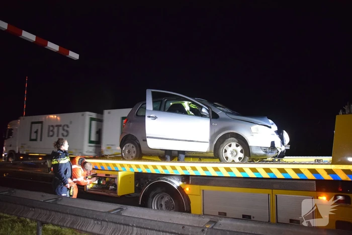Automobilist rijdt lantaarnpaal uit de grond