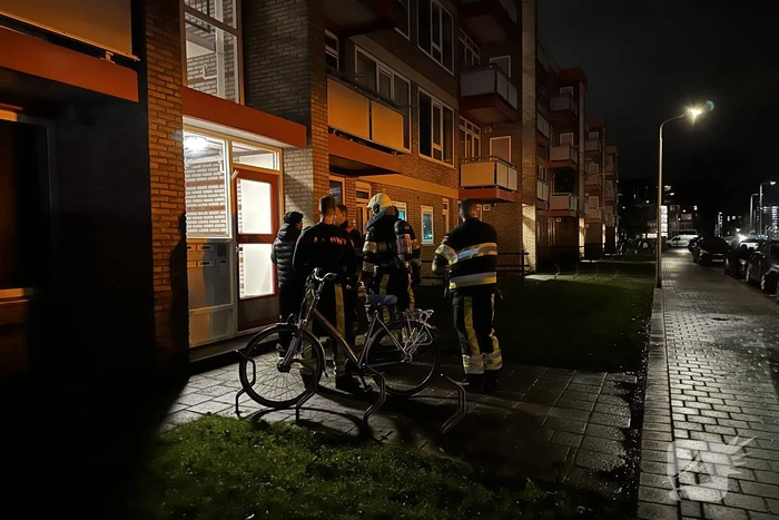 Brandweer onderzoekt vreemde lucht in flat