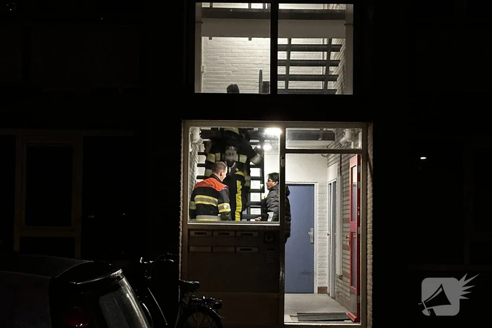 Brandweer onderzoekt vreemde lucht in flat