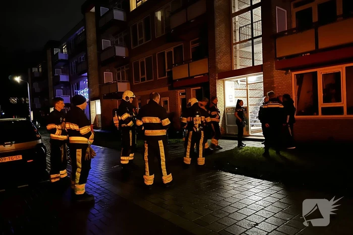 Brandweer onderzoekt vreemde lucht in flat