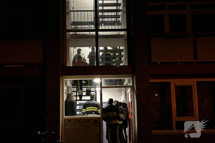 Brandweer onderzoekt vreemde lucht in flat