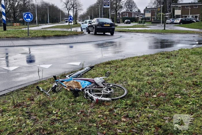Fietser aangereden op rotonde