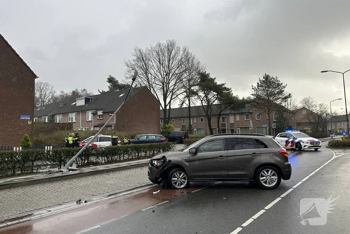Bestuurder vliegt bocht uit en klapt op lantaarnpaal