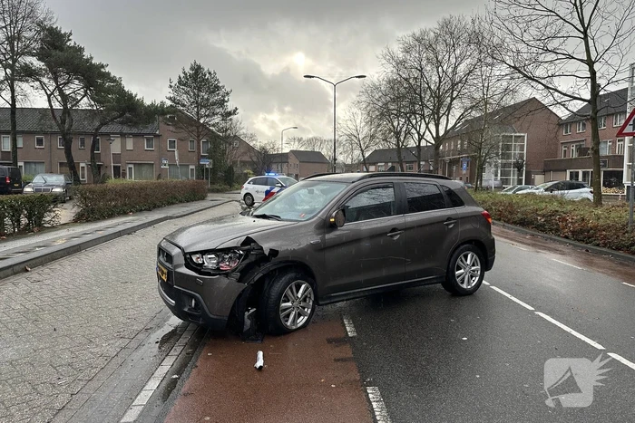 Bestuurder vliegt bocht uit en klapt op lantaarnpaal