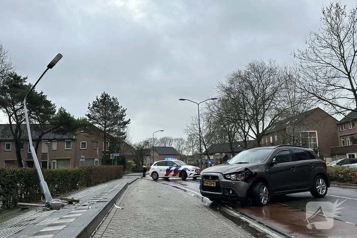 Bestuurder vliegt bocht uit en klapt op lantaarnpaal