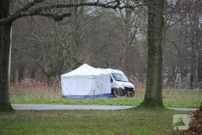 Overleden persoon aangetroffen in park