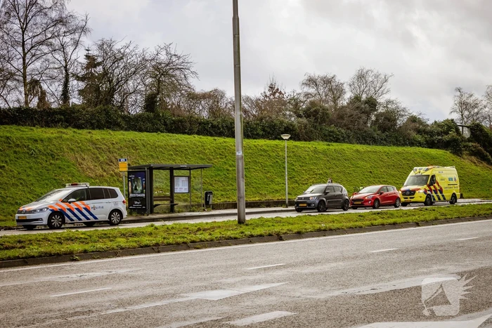 Twee auto's botsen nabij stoplicht
