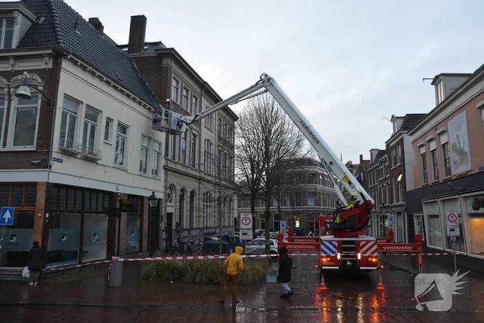 Dakrand dreigt te vallen door storm