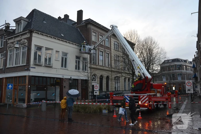 Dakrand dreigt te vallen door storm
