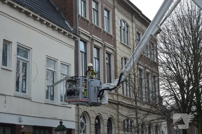 Dakrand dreigt te vallen door storm