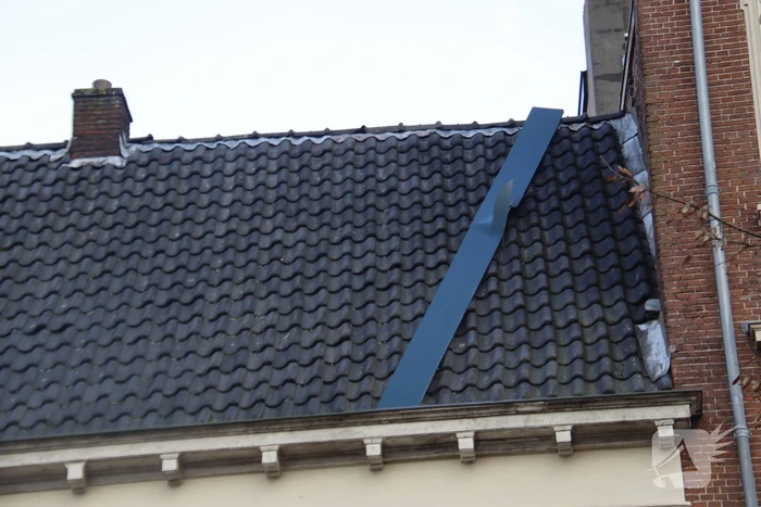 Dakrand dreigt te vallen door storm