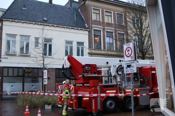 Dakrand dreigt te vallen door storm