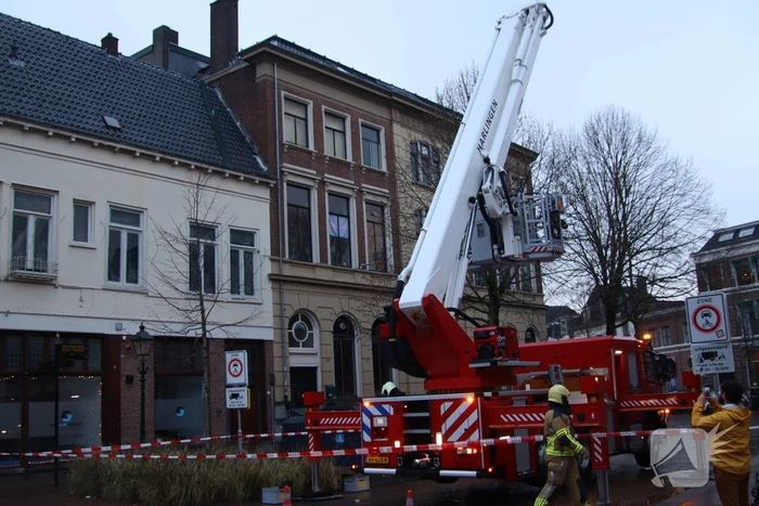 Dakrand dreigt te vallen door storm