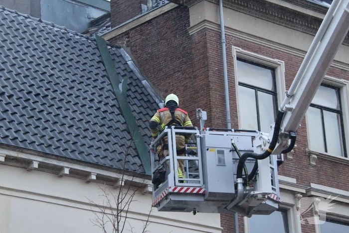 Dakrand dreigt te vallen door storm
